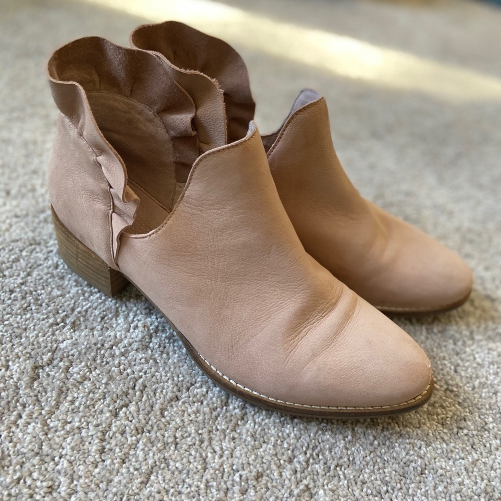 Seychelles blush ruffled ankle booties